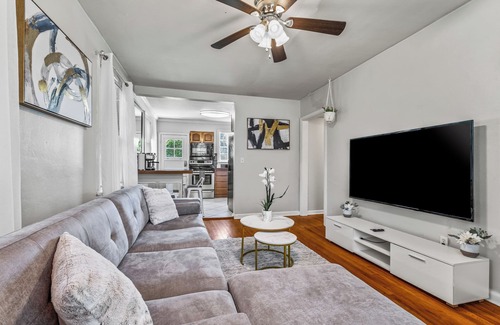 Southeast Pensacola Villa | East Hill Manor w/2 Kitchens Near Beach & Downtown