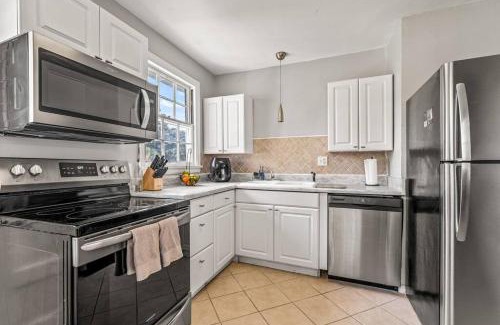 Southeast Pensacola Villa | East Hill Manor with 2 Kitchens Near Beach & Downtwn