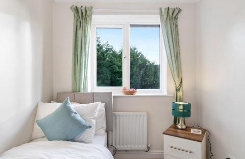 Thrapston House | East Midland House FREE Private Parking Fast WiFi Smart TV with Garden