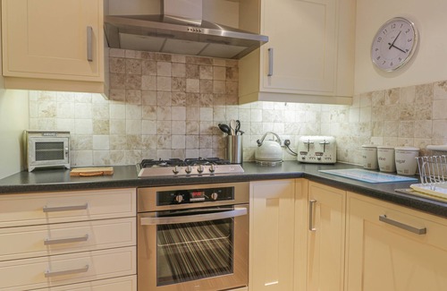 Flamborough House | EAST NEWK COTTAGE, pet friendly, with a garden in Flamborough