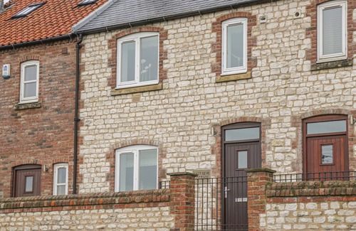 Flamborough House | EAST NEWK COTTAGE, pet friendly, with a garden in Flamborough