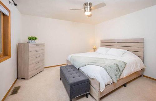 Appleton House | East Side 3 Br 2 full bath King Bed