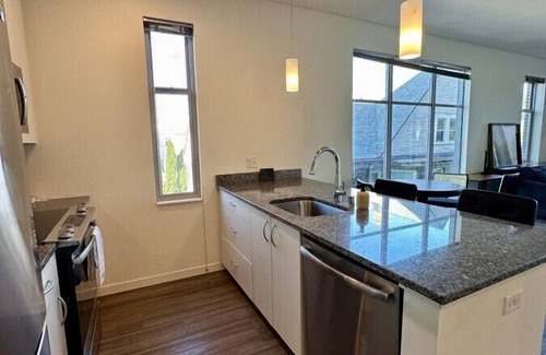 Yankee Hill Apartment | East Side Luxury 1BR Apt - Near Brady and Fiserv with Balcony