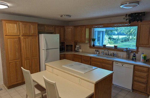 Terre Haute House | East side of town with HOT TUB - 2 king, 1 full