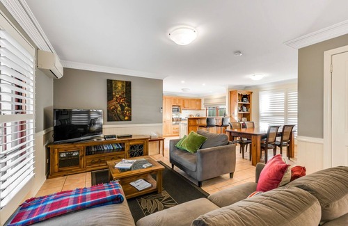 East Toowoomba House | East Toowoomba, sleeps 6, opposite Queens Park