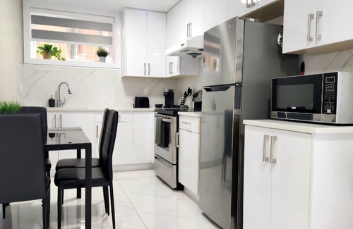 East Side Apartment | East Van Suite/King bed/Short walk to Sky Train & Commercial Dr