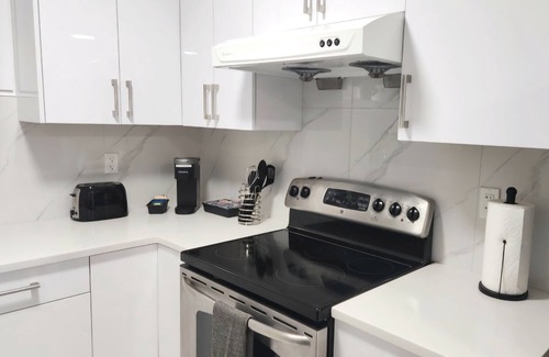 East Side Apartment | East Van Suite/King bed/Short walk to Sky Train & Commercial Dr