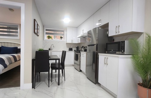 East Side Apartment | East Van Suite/King bed/Short walk to Sky Train & Commercial Dr