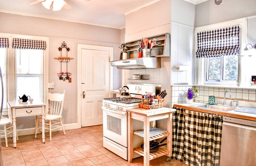 Pawtucket House | Easy access elegance, minutes from 95, colleges, Gillette and Providence.