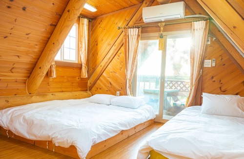Jungmun Cabin | Easy access for your trip in Jeju Cozy log cabin for your lovely family with BBQ