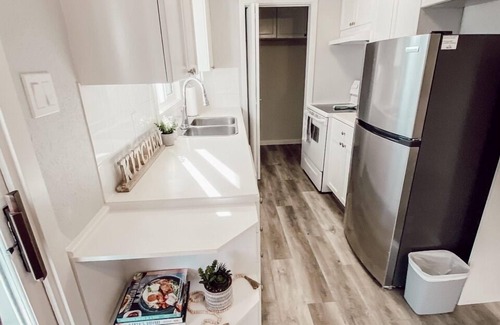 South Lethbridge House | Easy Access Full Duplex - Sleeps 12