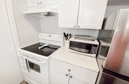 South Lethbridge House | Easy Access Full Duplex - Sleeps 12