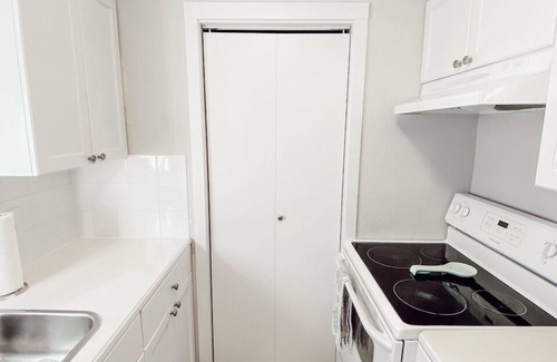 South Lethbridge House | Easy Access Full Duplex - Sleeps 12