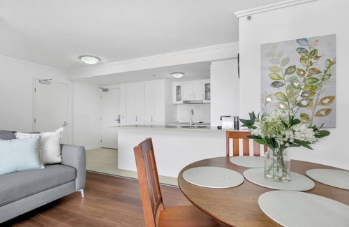 Cairns Central Business District Apartment | Easy Coastal Living in Cairns with Rooftop Pool