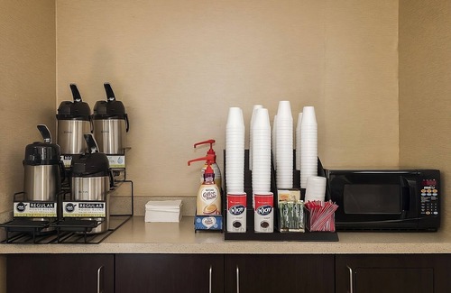 Woburn Hotel | Easy Highway Access! 3 Family-Friendly Property, Pets Allowed, Near Woburn Mall!