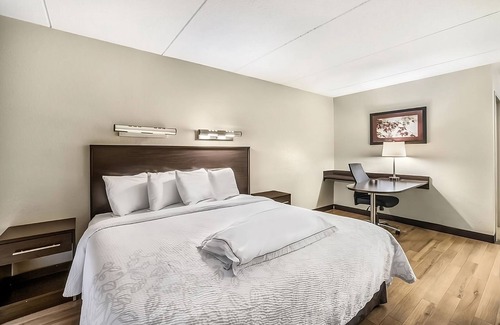 Woburn Hotel | Easy Highway Access! 3 Family-Friendly Property, Pets Allowed, Near Woburn Mall!