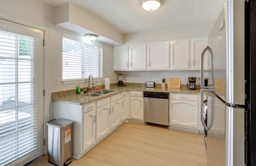 Bryan House | Easy Tailgate Access! Home 3 Mi to College Station