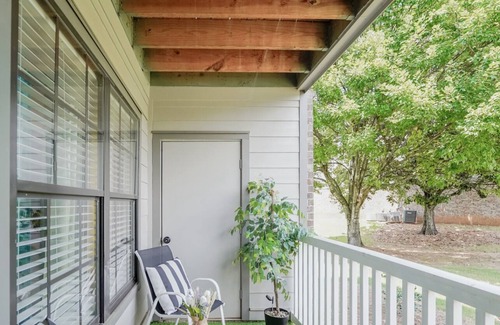 Sherwood Park Apartment | Eat+Shop 2 mins-Pool Open-Gym-Gate 9 3 mins. Perfect for a longer stay Traveler.