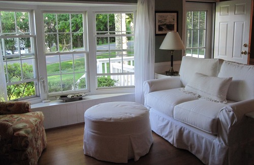 Owls Head Cottage | 'Ebb and Flow' a light and airy seaside get-away at Crescent Beach