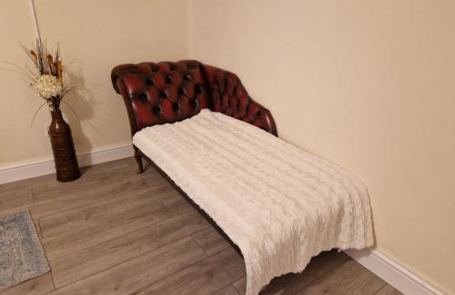 Ecclesfield House | Ecclesfield Cottage - Two Bedrooms in Sheffield near Peak District with fast Wi-Fi, off-street parking and garden