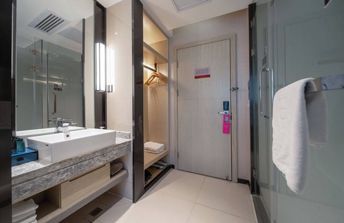 Haizhu Hotel | Echarm International Hotel Canton Tower Pazhou Convention and Exhibition Center Lujiang Metro Station Branch - Free Shuttle Bus to Canton Fair Complex During Canton Fair Period