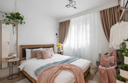 Bucharest City-Centre Apartment | Eclectic 3 bedroom Calea Victoriei by Urbanesq