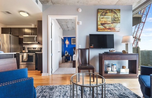 Midtown Apartment | Eclectic High Rise| King Bed| Coffee Shop| Fast Wifi