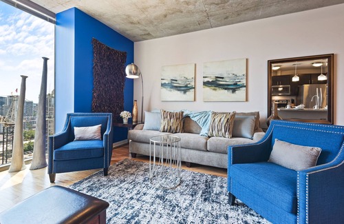 Midtown Apartment | Eclectic High Rise| King Bed| Coffee Shop| Fast Wifi