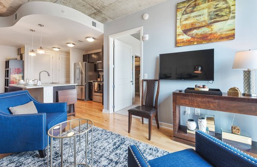Midtown Apartment | Eclectic High Rise| King Bed| Coffee Shop| Fast Wifi