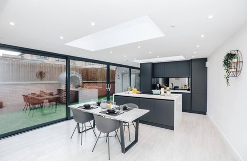 Crowmarsh Gifford House | Eclipse House: A Stylish Retreat with Luxe Interiors & Private Outdoor Space