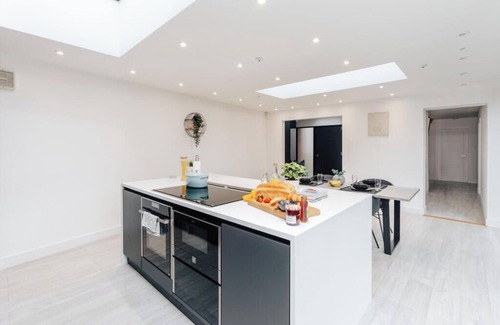 Crowmarsh Gifford House | Eclipse House: A Stylish Retreat with Luxe Interiors & Private Outdoor Space