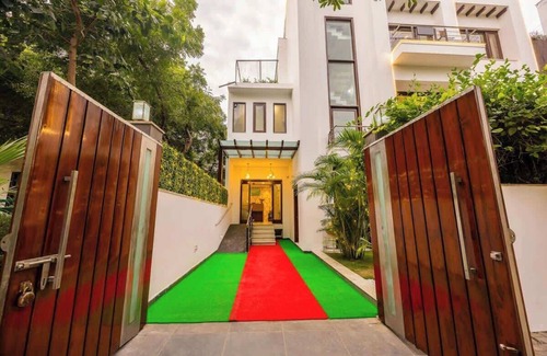 Sector 40 Apartment | Eco-chic haven in Gurgaon w/balcony