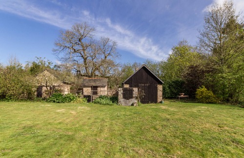 Joue-sur-Erdre Cottage | Eco-friendly Cottage Near Vioreau Forest: 3BR, Enclosed Garden, Cozy Fireplace