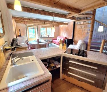 Champagnac-le-Vieux House | Eco-gîte panoramique face aux volcans avec ateliers couture bohème en option