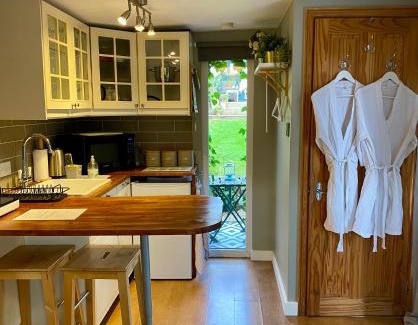 Fortis Green Apartment | Eco lodge in tranquil setting close to Central London