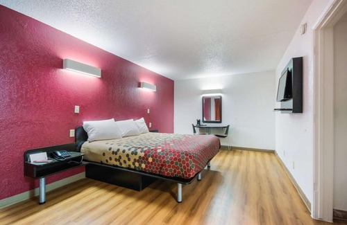 Del City Hotel | Econo Lodge Del City