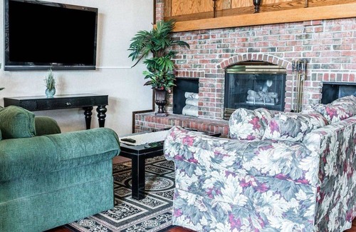 Grand Rapids Hotel | Econo Lodge Inn & Suites
