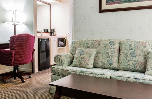 Grand Rapids Hotel | Econo Lodge Inn & Suites Grand Rapids