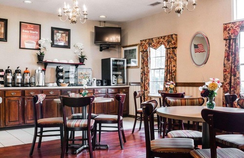 Grand Rapids Hotel | Econo Lodge Inn & Suites Grand Rapids