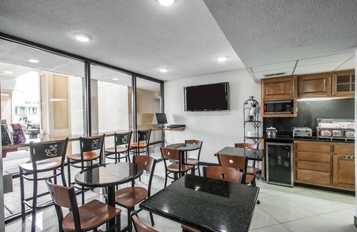 Ellendale Hotel | Econo Lodge Inn & Suites Memphis East