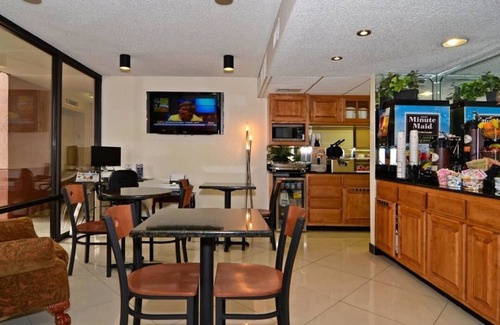 Ellendale Hotel | Econo Lodge Inn & Suites Memphis East