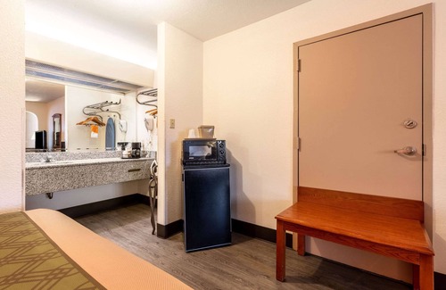 Ellendale Hotel | Econo Lodge Inn & Suites Memphis East