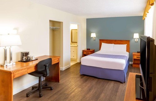 Banff Trail Hotel | Econo Lodge Inn & Suites University