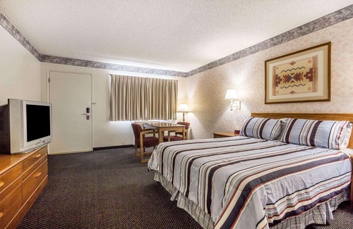 Ridgecrest Hotel | Econo Lodge Inn & Suites near China Lake Naval Station