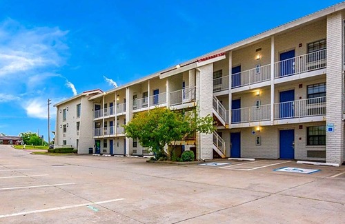 Del City Hotel | Econo Lodge