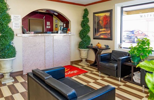 Weldon Hotel | Econo Lodge Weldon - Roanoke Rapids