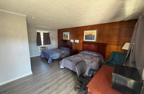 Danville Hotel | Economical Stay Near Museum, Pet-Friendly Room