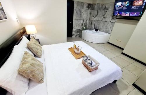 Puerto Santa Ana Apartment | Ecusuites Room Emporium con Jacuzzi privado