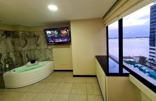 Puerto Santa Ana Apartment | Ecusuites Room Emporium con Jacuzzi privado
