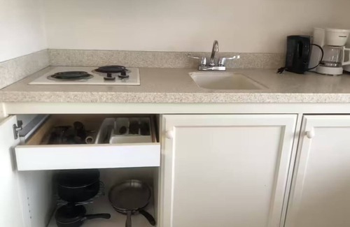 Pembroke Apartment | ED 12 - Pool, king bed, Hamilton Bermuda